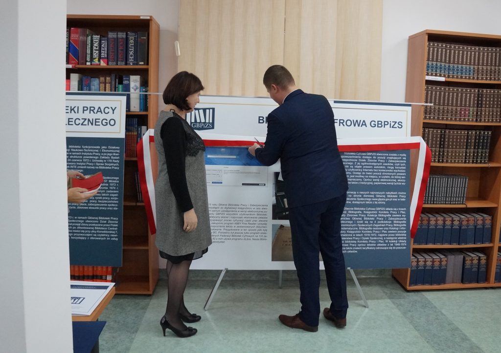 Pan Michał Pelczarski przecina wstęgę symbolicznie inaugurując Bibliotekę Cyfrową